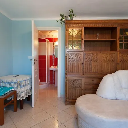 House Pelcic Апартаменты Кострена